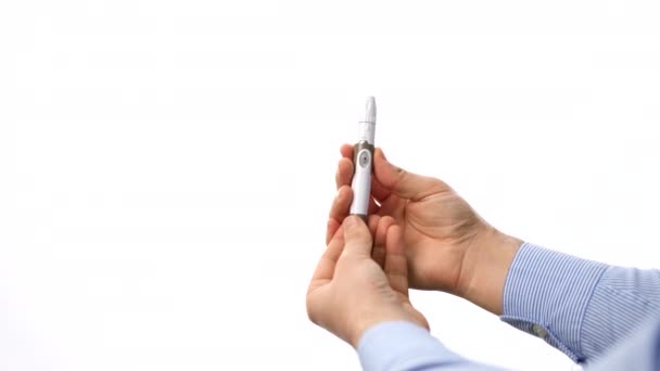 Muž drží v ruce glukózometr pro kontrolu hladiny cukru v krvi, aby se potřebné léky, glykemie koncept. — Stock video