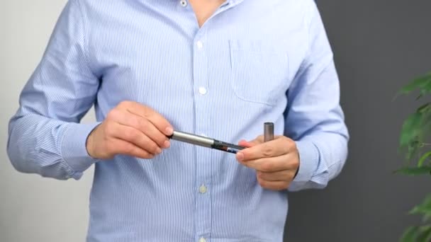 Vídeo recortado de un hombre en camiseta sosteniendo en sus manos la jeringa con insulina, el concepto de tratamiento de la diabetes. — Vídeo de stock