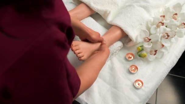 Νεαρή γυναίκα να πάρει μασάζ ποδιών σε ινστιτούτο αρωματοθεραπείας ομορφιάς spa για να χαλαρώσει το δέρμα της και να κάνει απαλά πόδια. — Αρχείο Βίντεο