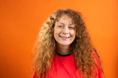 Kırmızı tişörtlü fotbol takımının güzel futbol maçında gülümseyen neşeli kızıl saçlı güzel kadın hayranı portresi..