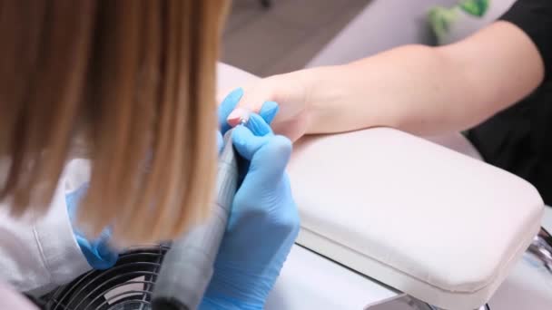 Manicure Vrouw Het Dragen Van Beschermende Blauwe Handschoenen Een Schoonheidssalon — Stockvideo