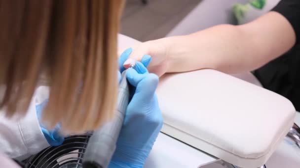 Maniküre Frau Mit Schützenden Blauen Handschuhen Einem Schönheitssalon Macht Maniküre — Stockvideo