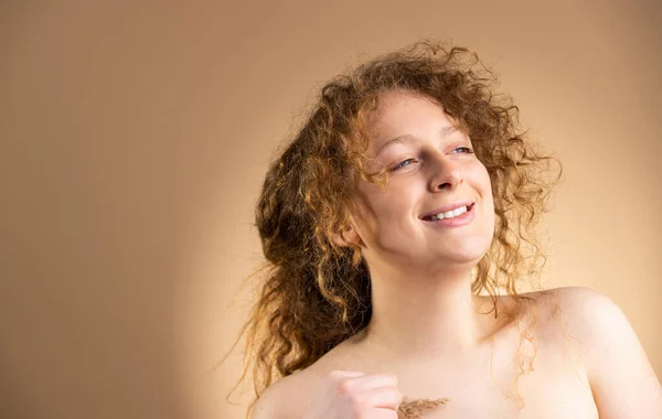 Retrato Uma Mulher Ruiva Bonita Ombros Nus Com Penteado Encaracolado — Fotografia de Stock