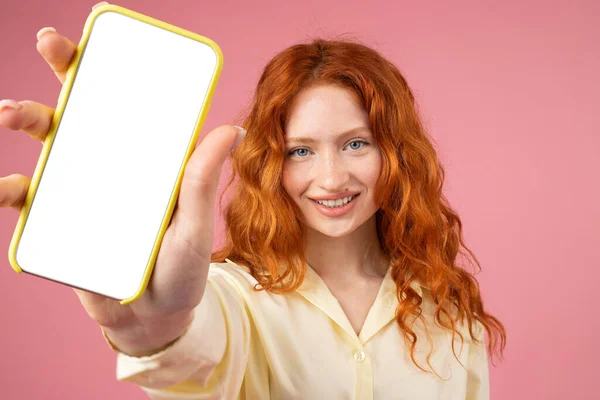 Rudowłosa Piękna Pani Uśmiechnięta Żółtych Ubraniach Pokazująca Telefon Komórkowy Kamerze — Zdjęcie stockowe
