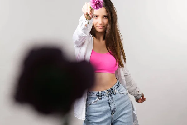 Menina Loira Bonita Nova Vestindo Jeans Top Rosa Camisa Manga — Fotografia de Stock