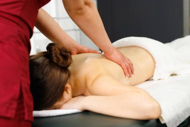Kadın kozmetoloji spa merkezinde sırt masajı, vücut bakımı ve sağlık konsepti yapmaktan hoşlanıyor. Yüksek kalite fotoğraf