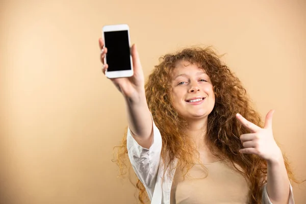 Portrait Cool Pretty Young Redhead Woman Holding Smartphone Raised Forward — Stock Photo, Image