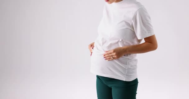 Pregnant Lady Lifts Her White Tank Top Doctor Can Listen — Vídeos de Stock