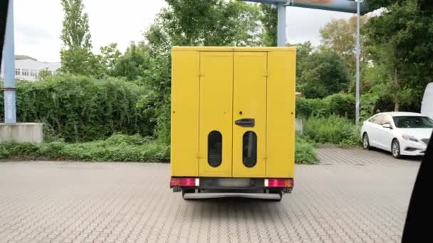 Жовтий Фургон Доставки Реверсів Парків Завантаження Вантажівки Посилками Високоякісні Кадри — стокове відео