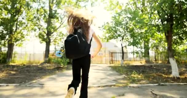 Дівчина Рюкзаком Проходить Через Зелений Парк Школи Вздовж Шляху Освіта — стокове відео