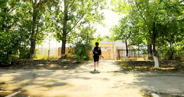 Ένα Χαριτωμένο Αγοράκι Γυρίζει Και Τρέχει Στο Πεζοδρόμιο Για Σχολείο — Αρχείο Βίντεο