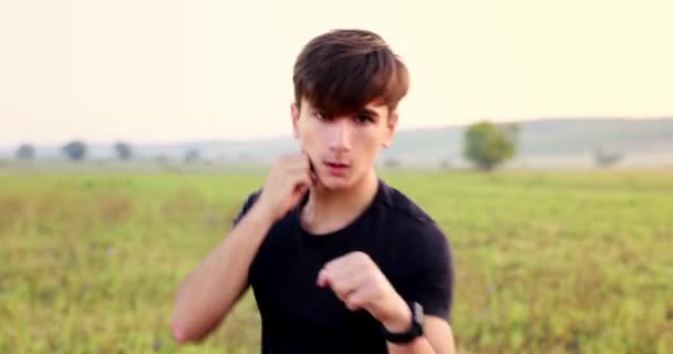 Симпатичный Активный Спортивный Молодой Человек Спортивной Одежде Практикующий Боксерские Удары — стоковое видео