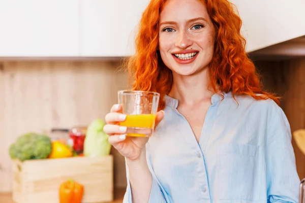 Young Woman Kitchen Beautiful Woman Modern Kitchen Drinking Orange Juice — Stock fotografie
