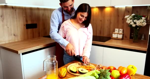 Young Couples Helping Chop Vegetables Kitchen Cute Couple Cooking Together — Vídeo de stock