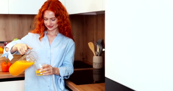 Beautiful Young Woman Orange Hair Pores Freshly Made Orange Juice — Stockvideo