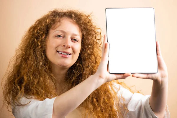 Ritratto Una Bella Ragazza Rossa Sorridente Che Mostra Tablet Schermo — Foto Stock