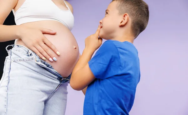 Retrato Niño Una Mujer Embarazada Escuchan Que Está Pasando Vientre — Foto de Stock