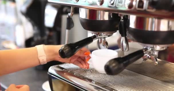 Αγνώριστο Barista Προετοιμασία Φλιτζάνι Καφέ Στη Μηχανή Του Καφέ Κλείστε — Αρχείο Βίντεο