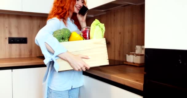 Красивая Юная Леди Приходит Кухню Оставить Корзину Овощами Которые Купила — стоковое видео