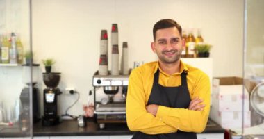 Kahvede gülümseyen bir portre ya da kafenin arkasındaki bir işyeri sahibi. Yüksek kalite 4k görüntü