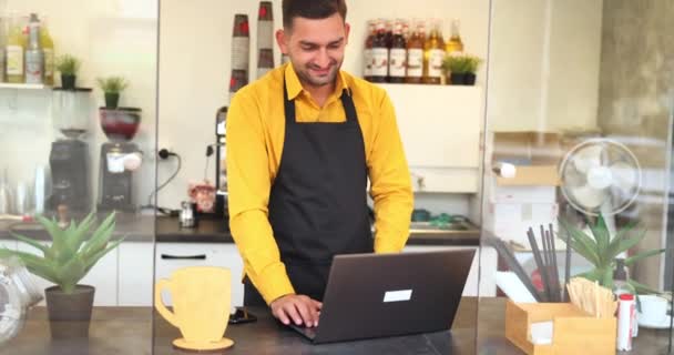 Dono Loja Café Gerente Garçom Verificando Tablet Para Pedidos Line — Vídeo de Stock