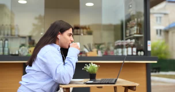 Portrait Beautiful Young Woman Businesswoman Using Computer Coffe Break Outdoor — Stock Video