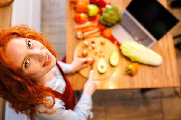 Hezká Mladá Žena Krájí Kiwi Přípravu Detoxikačního Nápoje Kuchyni Doma — Stock fotografie