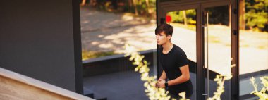 Soğuk yaz sabahı parkta koşan genç bir atletik. Yüksek kalite fotoğraf