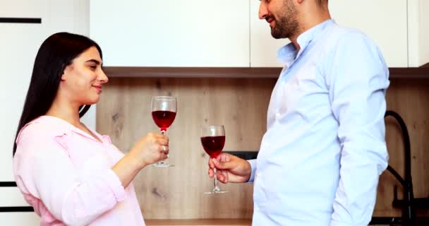 Yıldönümlerini Kutlayan Güzel Bir Çift Bir Bardak Kırmızı Şarap Içiyorlar — Stok video