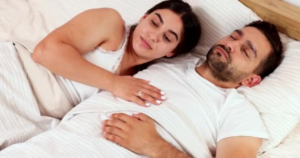 사랑에 아름다운 아파트에서 아침을 즐긴다 남편을 키스로 깨운다 고품질 — 비디오