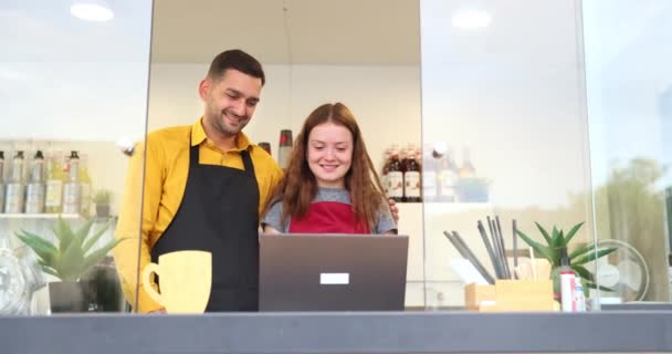 Dos Baristas Jóvenes Hombre Mujer Usando Ordenador Durante Descanso Trabajo — Vídeo de stock