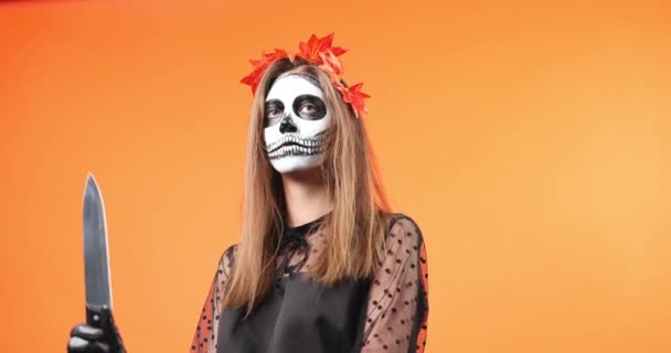 Młoda Kobieta Makijażu Halloween Trzyma Nóż Ręce Pokazuje Aparat Znak — Wideo stockowe