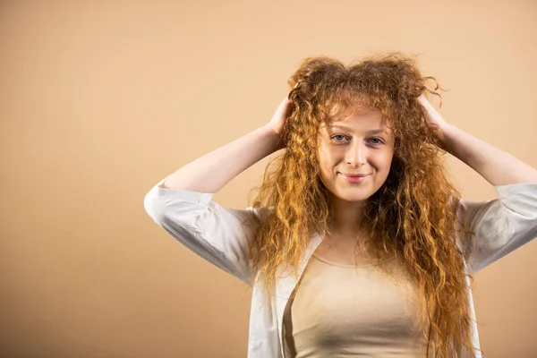 Retrato Ruiva Sorridente Mulher Muito Jovem Posando Para Câmera Segurando — Fotografia de Stock