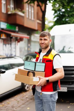 Genç kurye eşikte paketler tutuyor. Teslimat servisi. Yüksek kalite fotoğraf