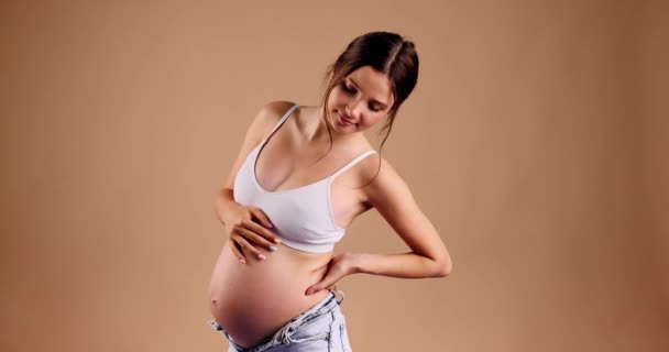 Útrapy Těhotenství Mladá Těhotná Dáma Trpí Bolestí Zad Drží Břicho — Stock video