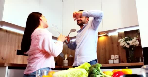 Сучасні Прохолодні Батьки Пари Танцюють Співають Щасливо Весело Кухні Високоякісні — стокове відео