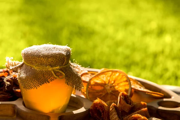 Natura Morta Con Barattolo Miele Frutta Secca Uno Sfondo Erba — Foto Stock