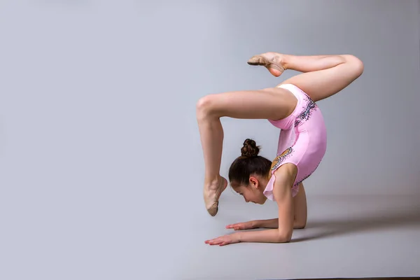 Gymnaste Fille Effectue Élément Forme Carré — Photo