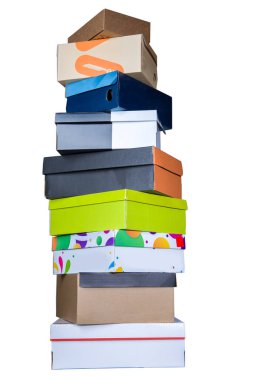 Beyaz arkaplanda izole edilmiş ayakkabı kutuları yığını.