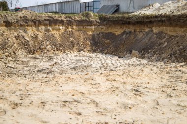 Tesisin inşaatı sırasında kazılan çukurun bir parçası..