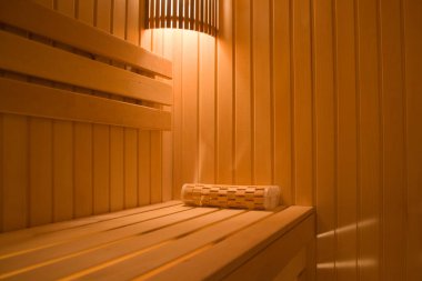 Tahta sauna. Finlandiya saunasının içi. Spa konsepti.