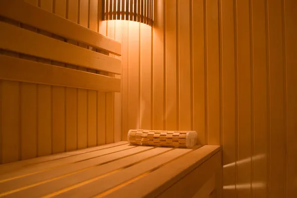 Tahta sauna. Finlandiya saunasının içi. Spa konsepti.