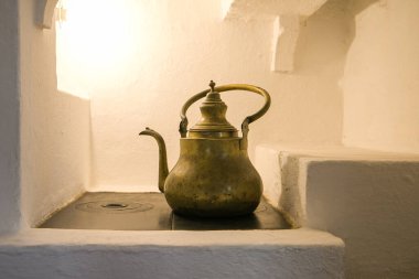 Ocakta eski metal çaydanlık.