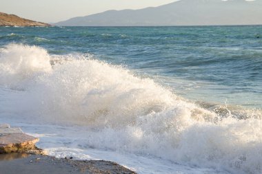 Sahilde dalgalar kopuyor