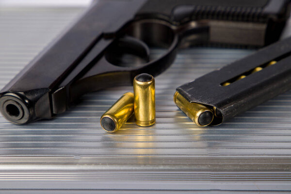 Пистолет и травматические пули.