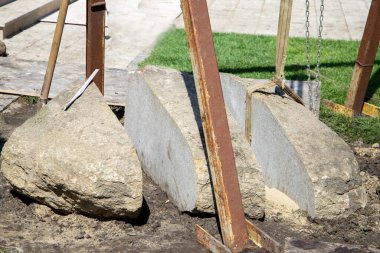 Yerde büyük bir taş kes, yakından bak.