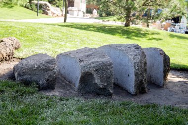 Aynı mesafeden büyük bir taş parçalarına ayrılır..