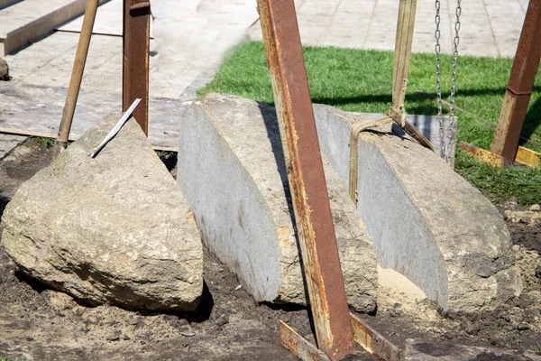 Yerde büyük bir taş kes, yakından bak.