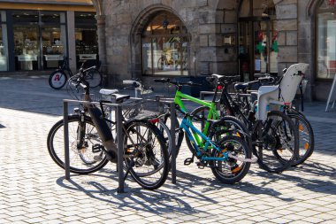Şehrin sokaklarına parketmiş bisikletler.