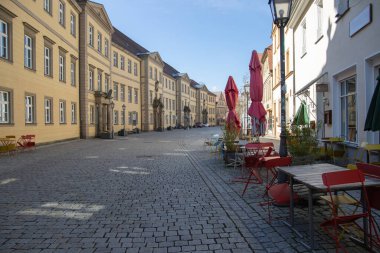 Şehrin parke taşı sokağında.